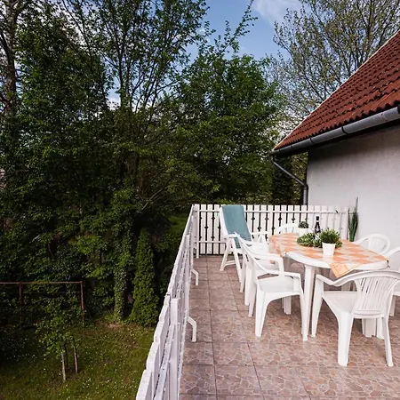Csendes Vendeghaz Balatonfoeldvaron Tatil Evi